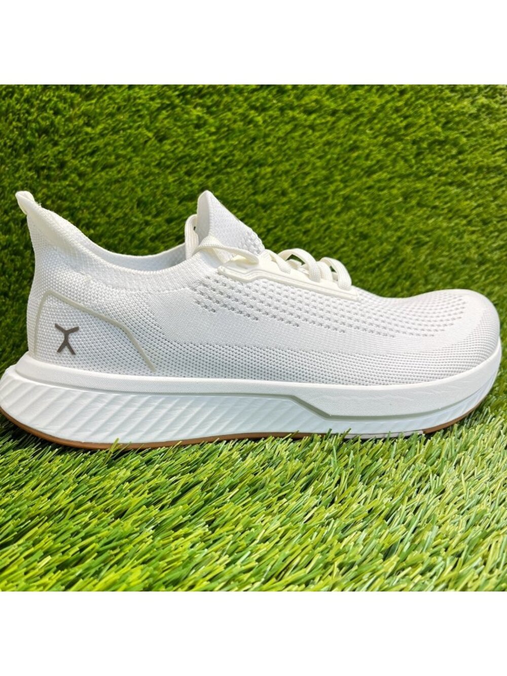 Flux Footwear Adapt Runner White Gum Mens Size 10 Athletic Knit Shoes Sneakers